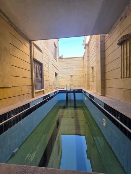 شقة 10 غرف 2 صالات 1000م² طابق 1 للبيع