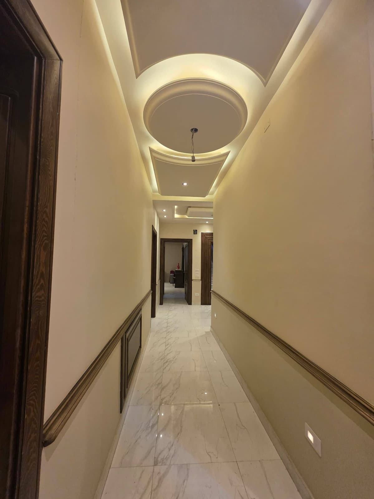 شقة 10 غرف 2 صالات 1000م² طابق 1 للبيع