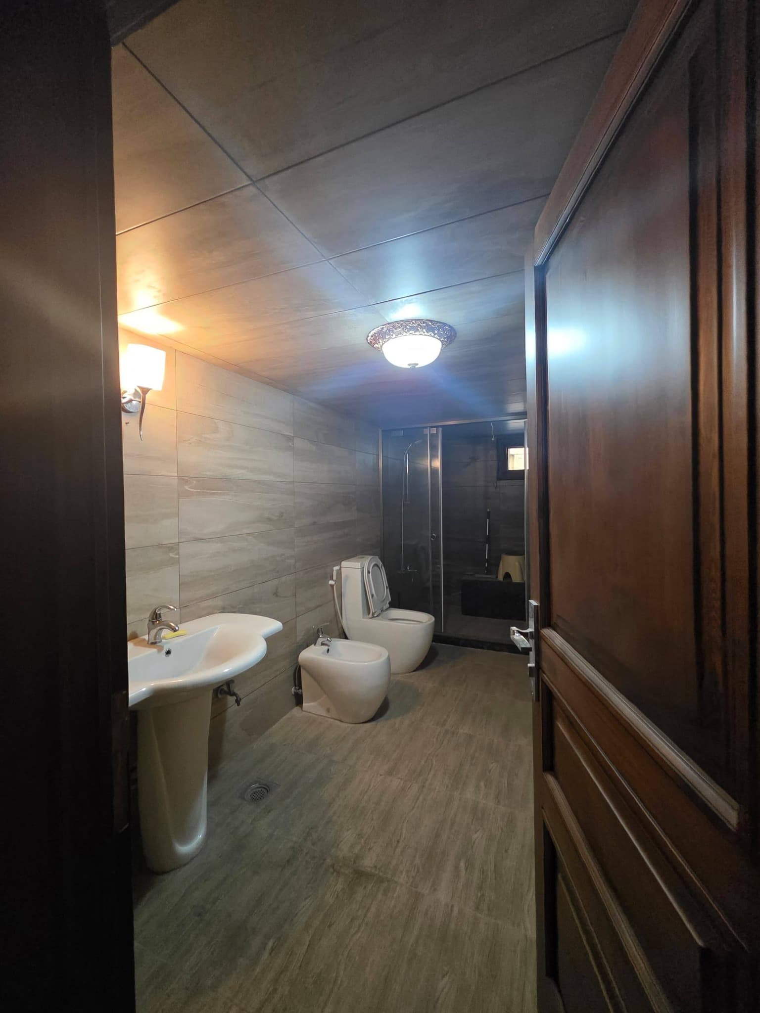 شقة 10 غرف 2 صالات 1000م² طابق 1 للبيع