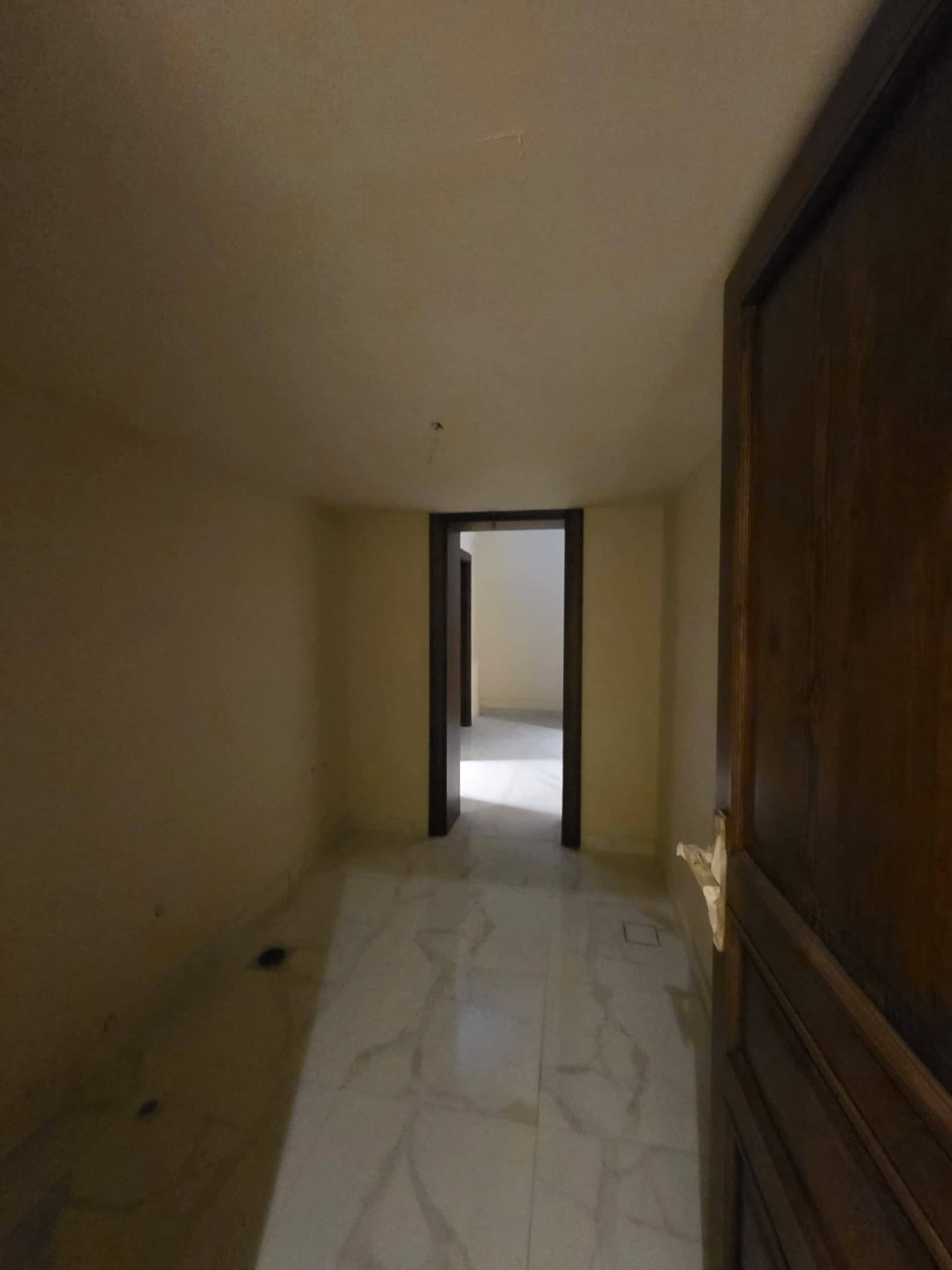 شقة 10 غرف 2 صالات 1000م² طابق 1 للبيع