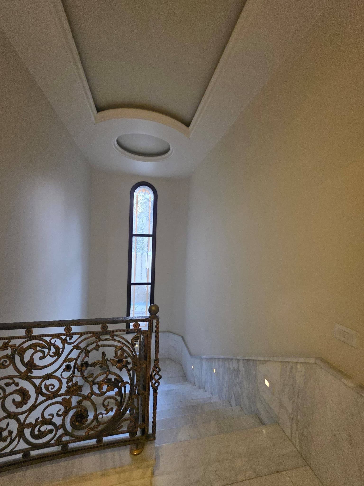 شقة 10 غرف 2 صالات 1000م² طابق 1 للبيع