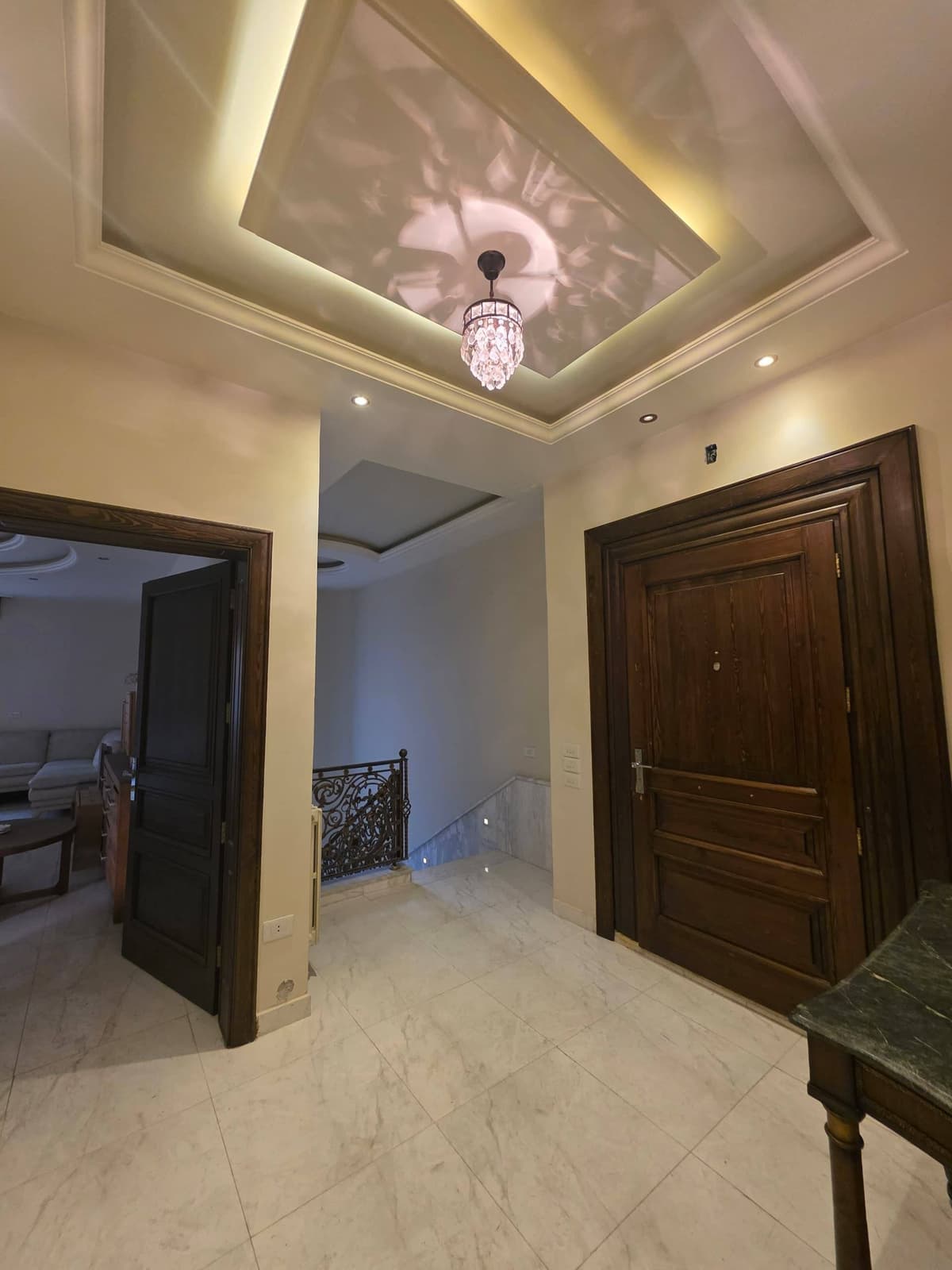 شقة 10 غرف 2 صالات 1000م² طابق 1 للبيع