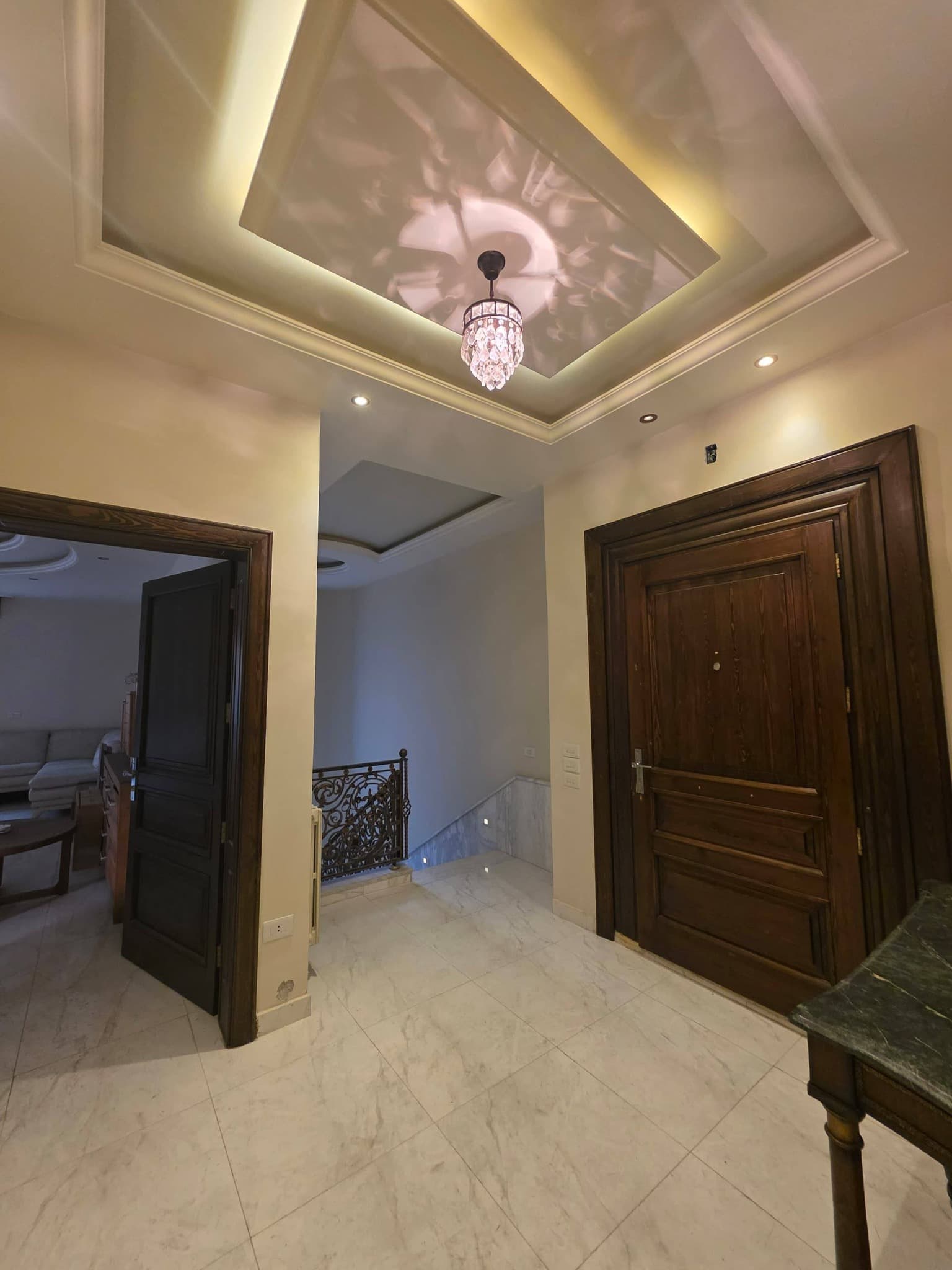 شقة 10 غرف 2 صالات 1000م² طابق 1 للبيع