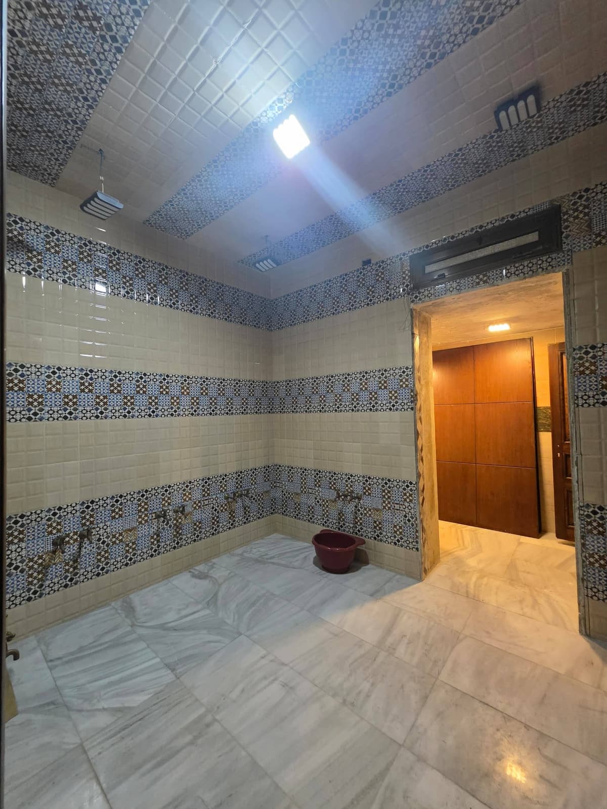 شقة 10 غرف 2 صالات 1000م² طابق 1 للبيع