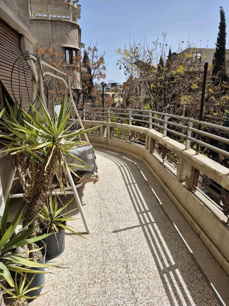 شقة 3 غرف 3 صالات 300م² طابق 1 للبيع