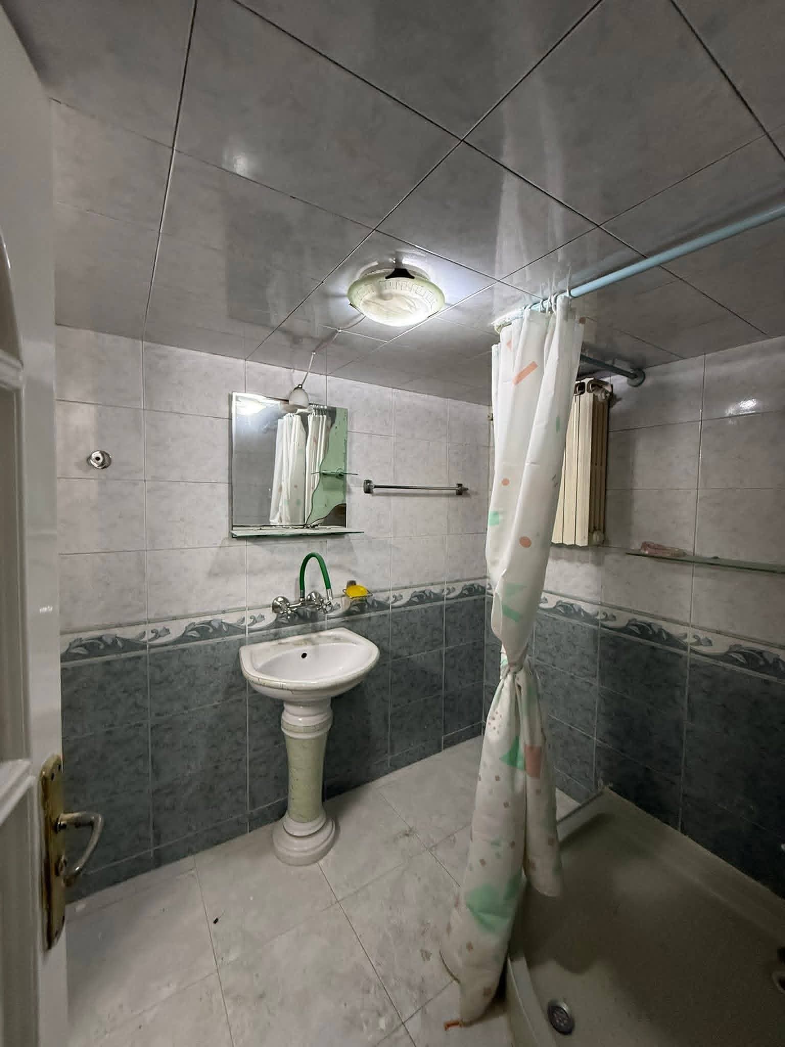 شقة 6 غرف طابق 1 للإيجار