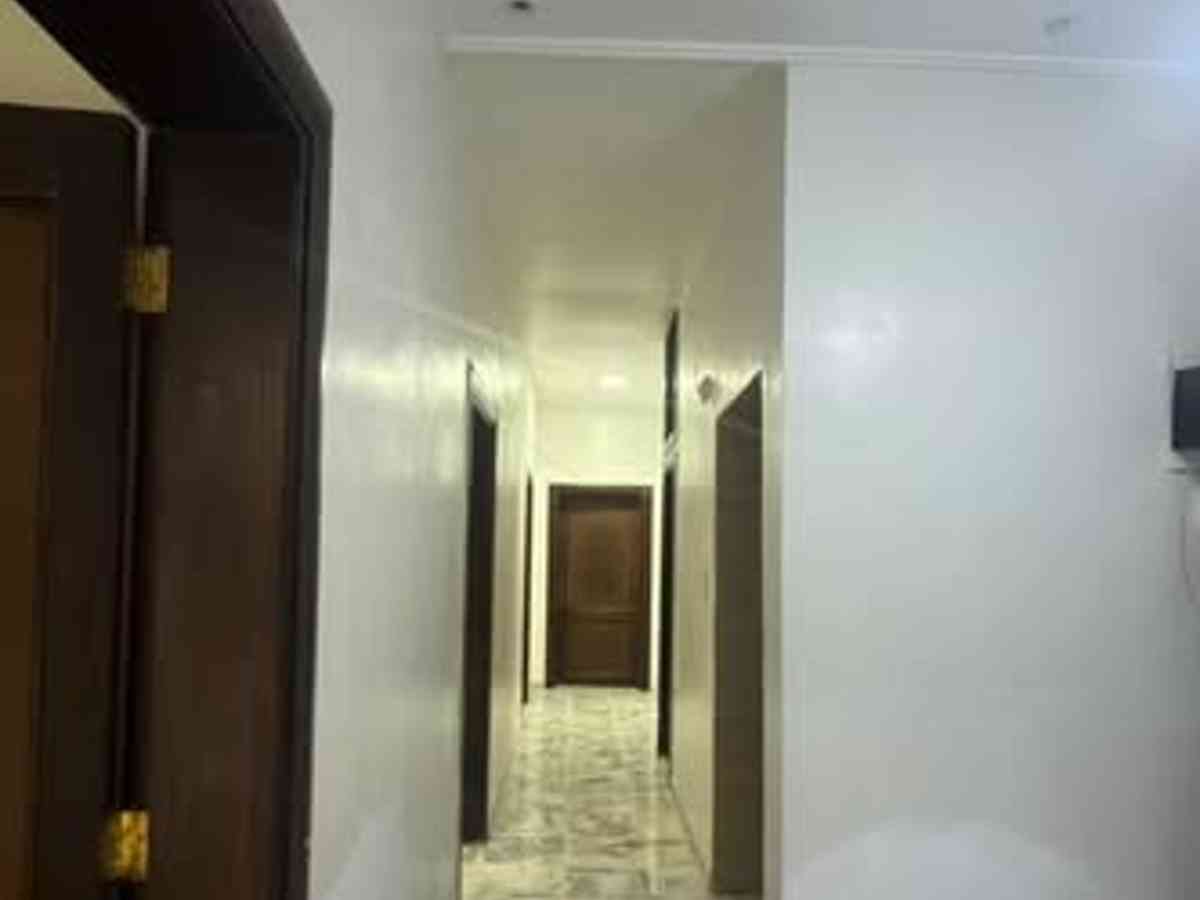 شقة 6 غرف طابق 3 للإيجار