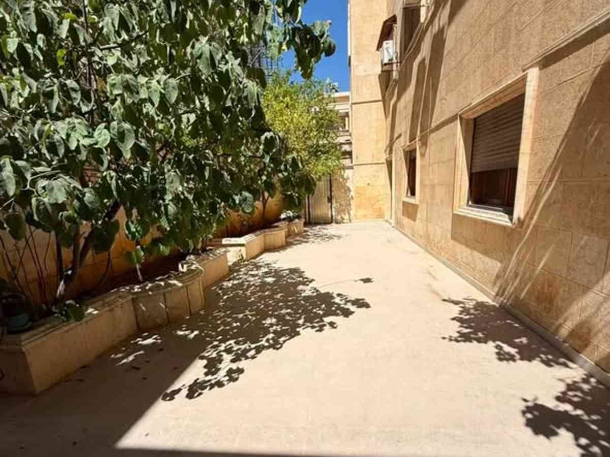 شقة 6 غرف للإيجار