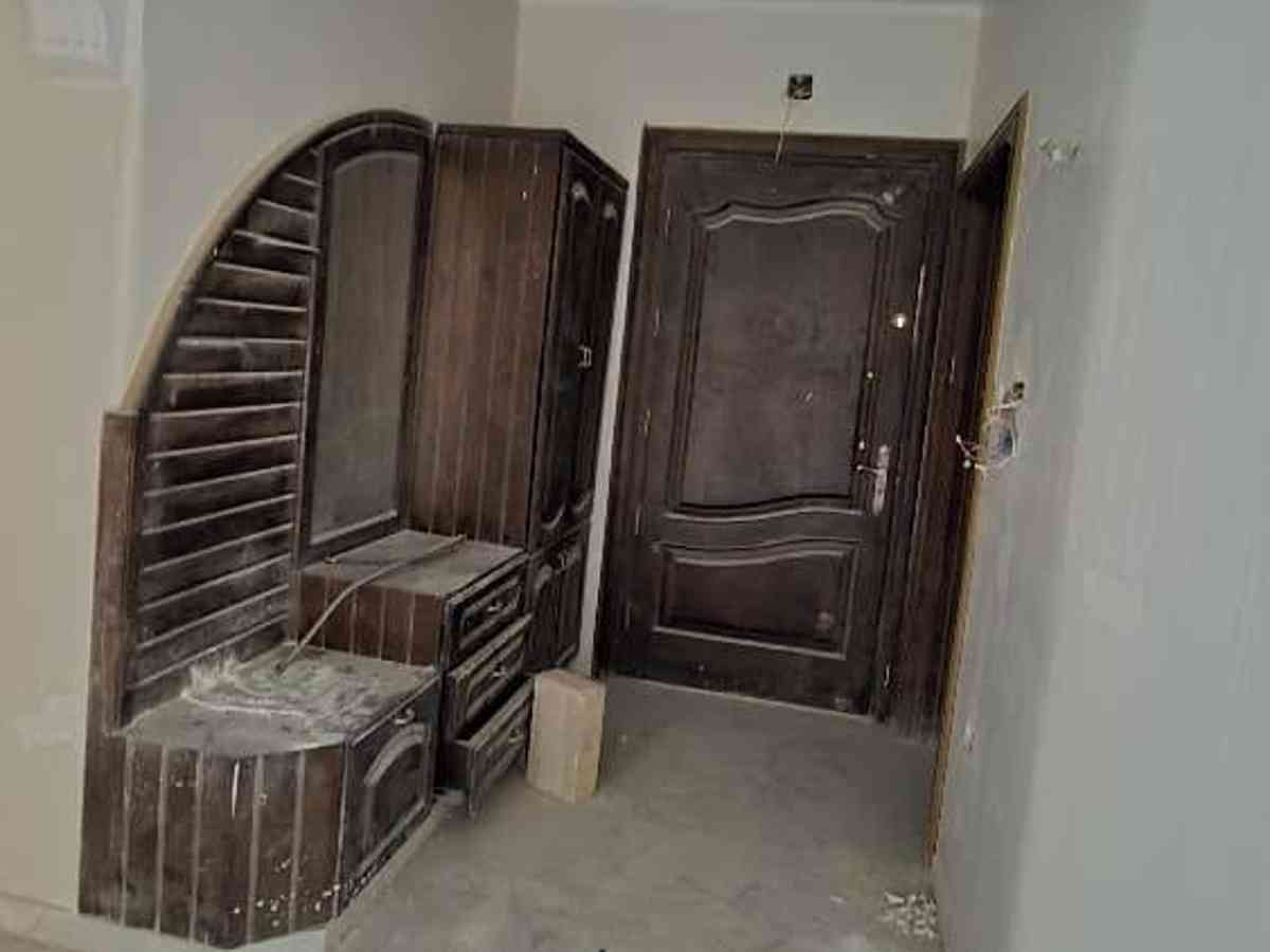 شقة 6 غرف طابق 3 للإيجار