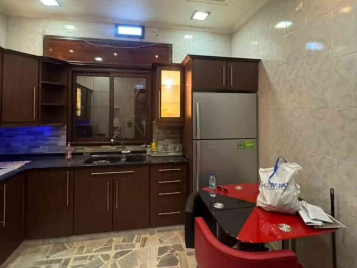 شقة 4 غرف طابق 2 مع فرش للإيجار