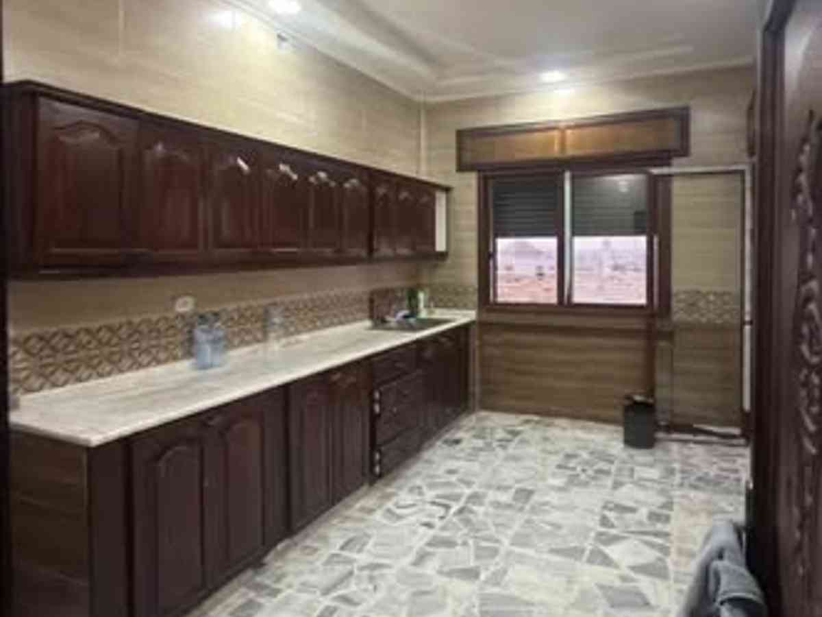 شقة 6 غرف طابق 3 للإيجار