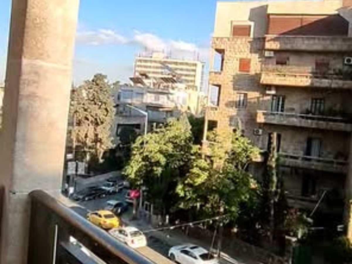 شقة 6 غرف طابق 3 للإيجار