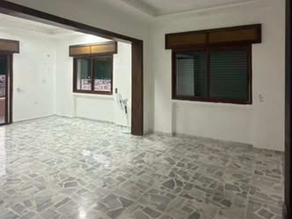 شقة 6 غرف طابق 3 للإيجار